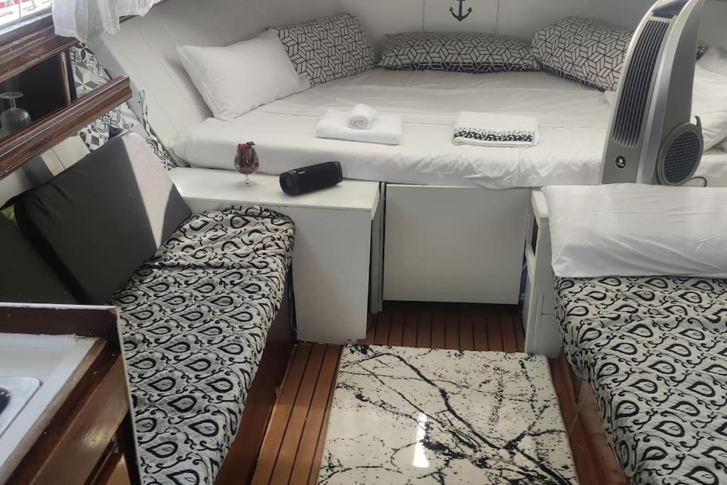 Hotel Precioso Barco En Barcelona Badalona Esterno foto